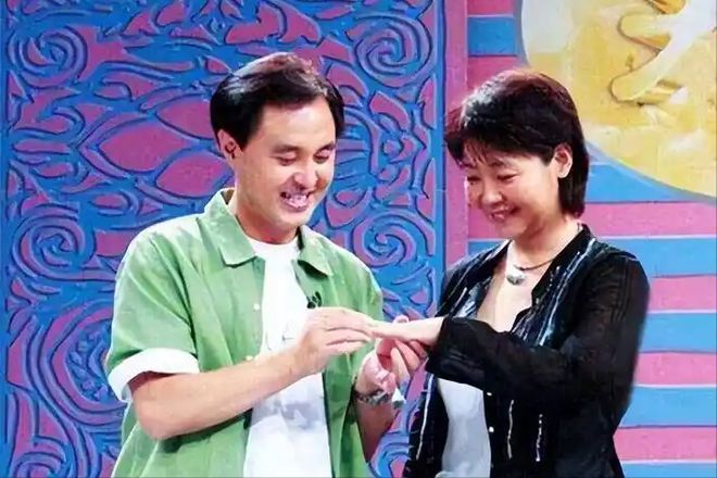 做饭帅气丈夫甘当“家庭主夫”把她宠成宝凯发k8娱乐唯一结婚34年只生孩子不(图16)