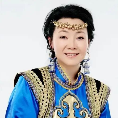 做饭帅气丈夫甘当“家庭主夫”把她宠成宝凯发k8娱乐唯一结婚34年只生孩子不(图14)