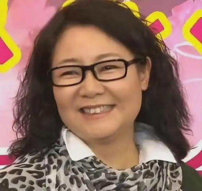做饭帅气丈夫甘当“家庭主夫”把她宠成宝凯发k8娱乐唯一结婚34年只生孩子不(图4)