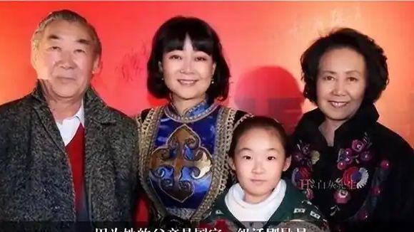 做饭帅气丈夫甘当“家庭主夫”把她宠成宝凯发k8娱乐唯一结婚34年只生孩子不(图11)