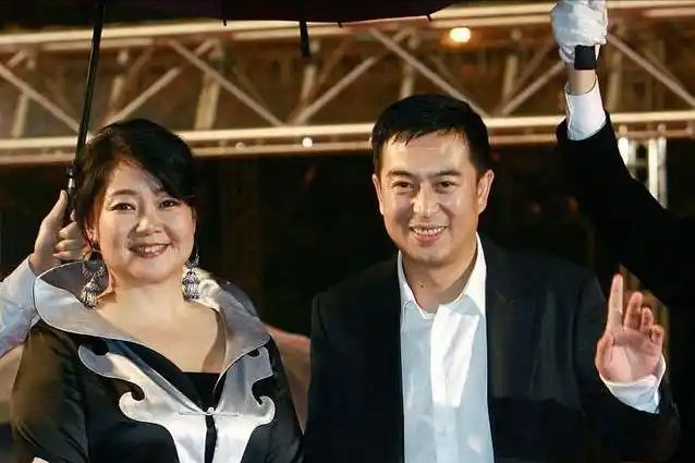 做饭帅气丈夫甘当“家庭主夫”把她宠成宝凯发k8娱乐唯一结婚34年只生孩子不(图13)