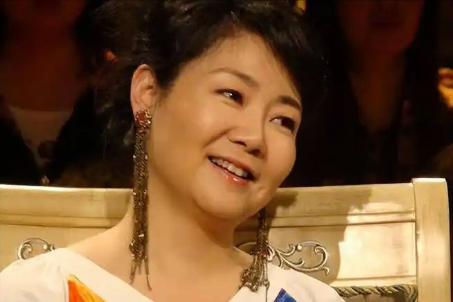 做饭帅气丈夫甘当“家庭主夫”把她宠成宝凯发k8娱乐唯一结婚34年只生孩子不(图23)