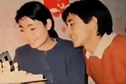 做饭帅气丈夫甘当“家庭主夫”把她宠成宝凯发k8娱乐唯一结婚34年只生孩子不(图24)
