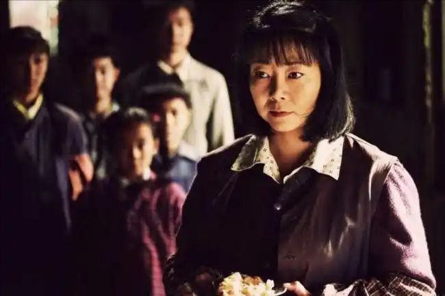 做饭帅气丈夫甘当“家庭主夫”把她宠成宝凯发k8娱乐唯一结婚34年只生孩子不(图25)