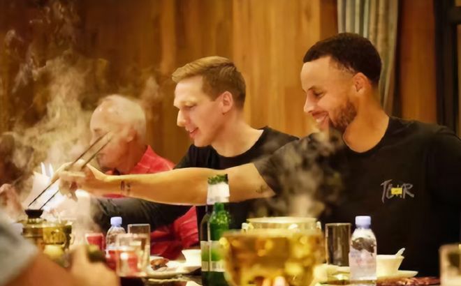 ？晚宴负责人：以鸡肉牛肉为主有麻辣风味凯发网址库里两江游将品尝哪些重庆美食(图1)