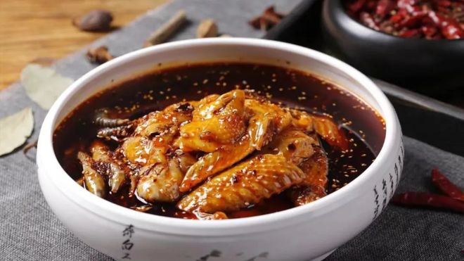 ？晚宴负责人：以鸡肉牛肉为主有麻辣风味凯发网址库里两江游将品尝哪些重庆美食(图2)